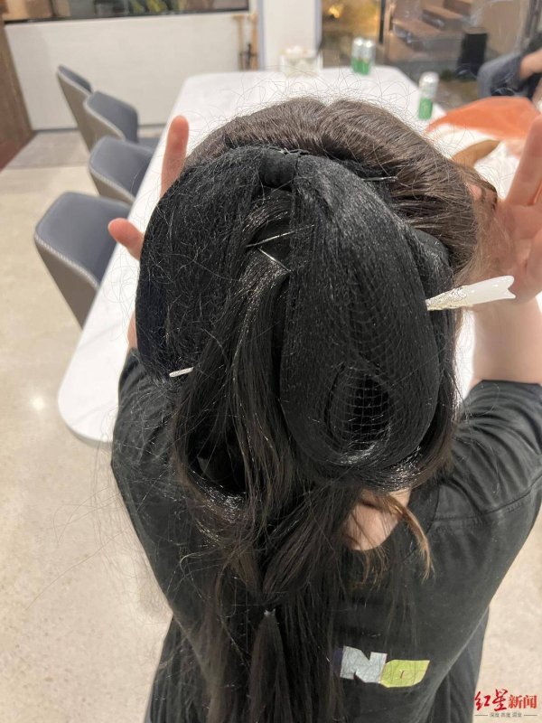 信弘优配 歌手唐伯虎及所属公司拖欠造型师劳务费续：法院判公司支付近万元，现负责人回应