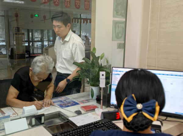 启盈优配 恒运·营丰丨八旬老人遇难题，恒丰银行潍坊高密支行“恒暖”服务解民忧